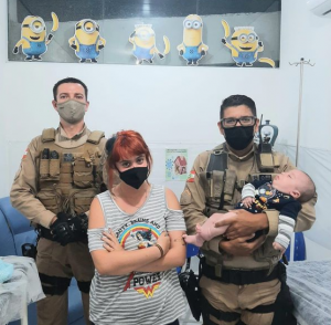 Policiais Militares salvam a vida de bebê que estava engasgado e sem