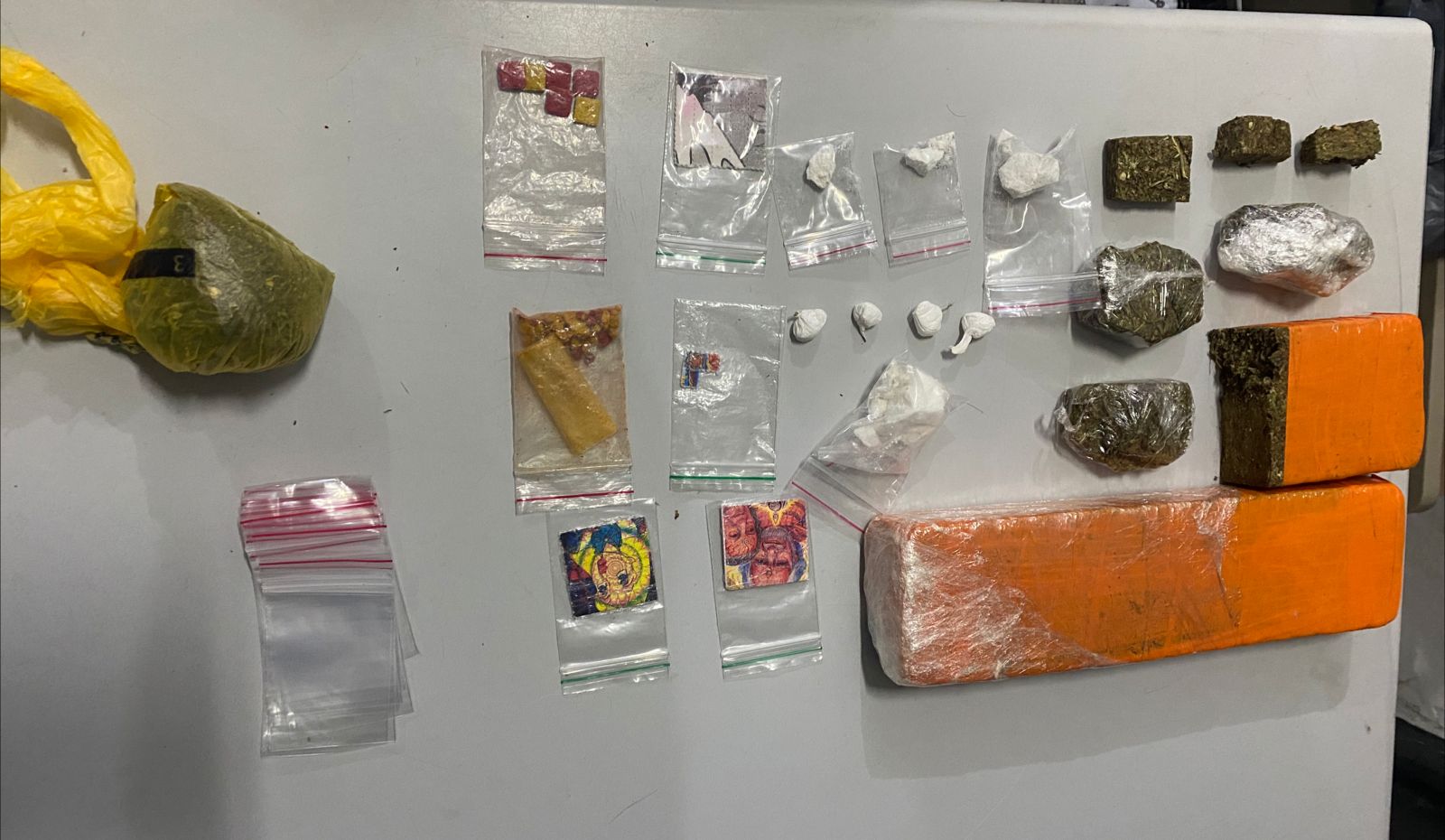 Polícia Militar apreende quase 1kg de maconha cocaína extasy e LSD em