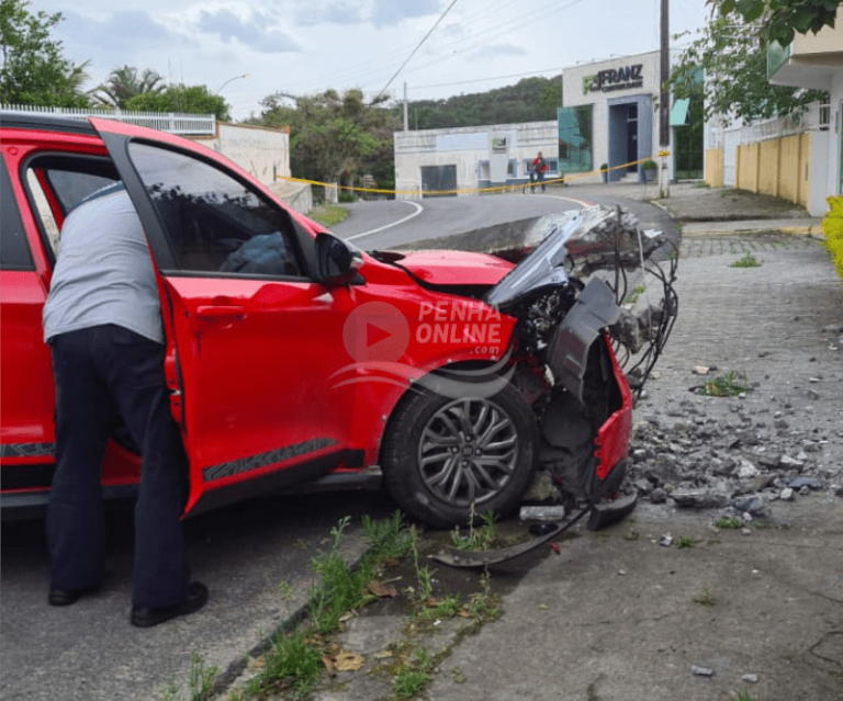 Veículo quebra poste ao meio em acidente de trânsito no Centro de Penha