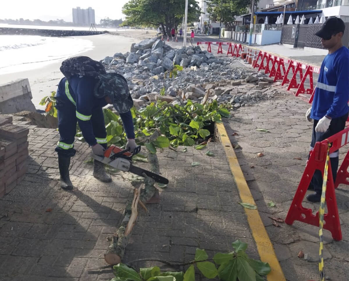 Balneário Piçarras trabalha na limpeza e recuperação da praia Penha