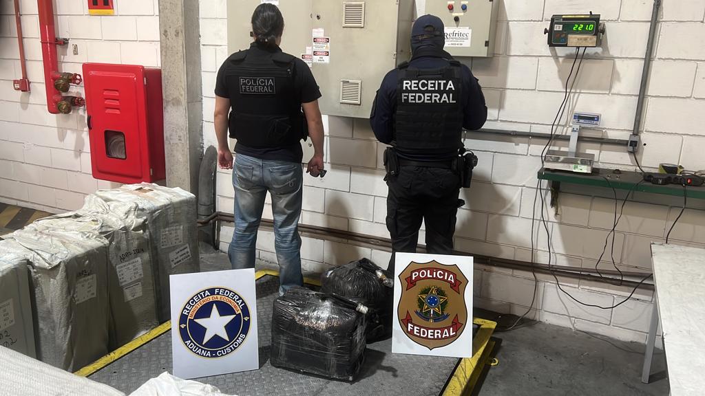 VÍDEO Receita Federal e Polícia Federal realizam apreensão de 42 5 kg