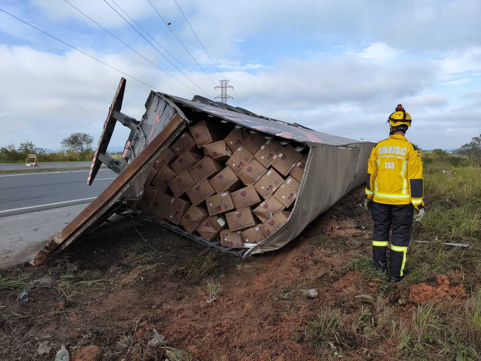 Caminhão carregado fios de algodão tomba na BR 470 em Navegantes