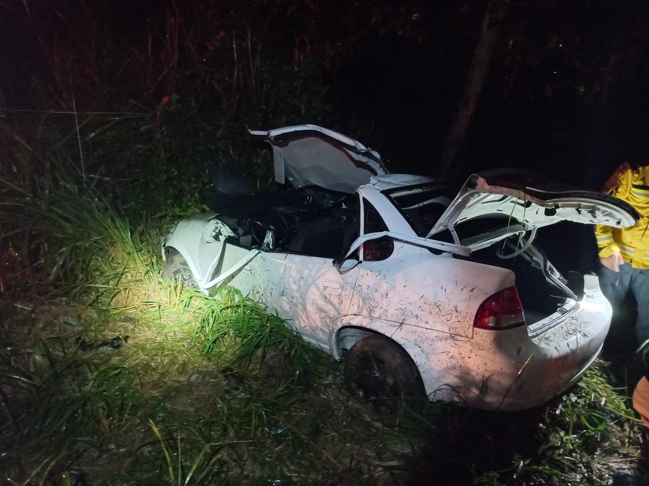 Motorista perde controle de Corsa capota e acerta árvore na madrugada