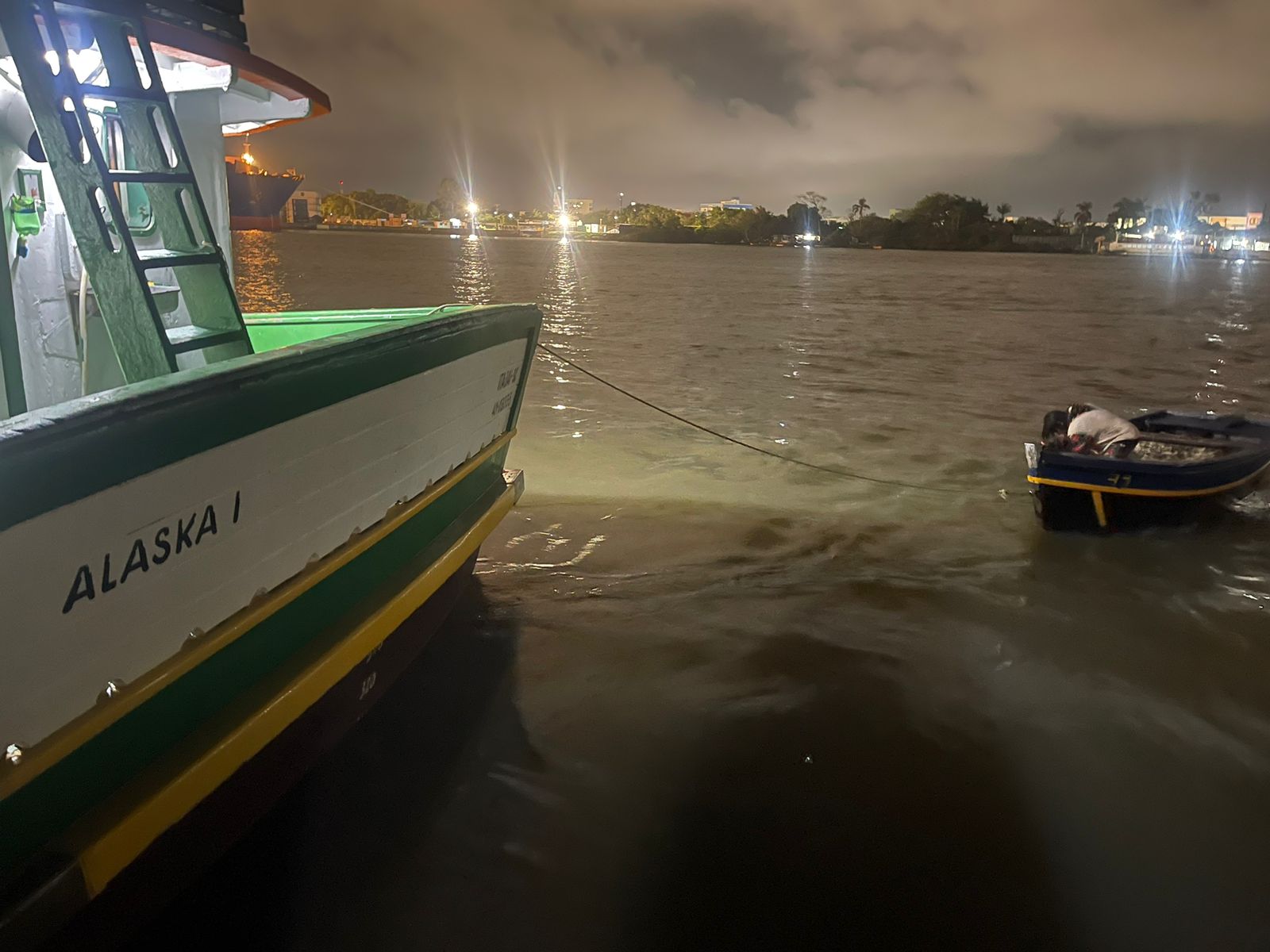 V Deo Pescador Fica Deriva Ap S Embarca O Virar Na Noite Desta