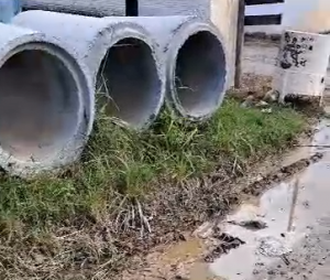 VÍDEO Tubos abandonados e rua intransitável moradores da Santa Lídia