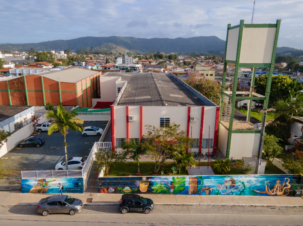Escola Manoel Henrique de Assis, em Penha, recebeu pintura na fachada e ...