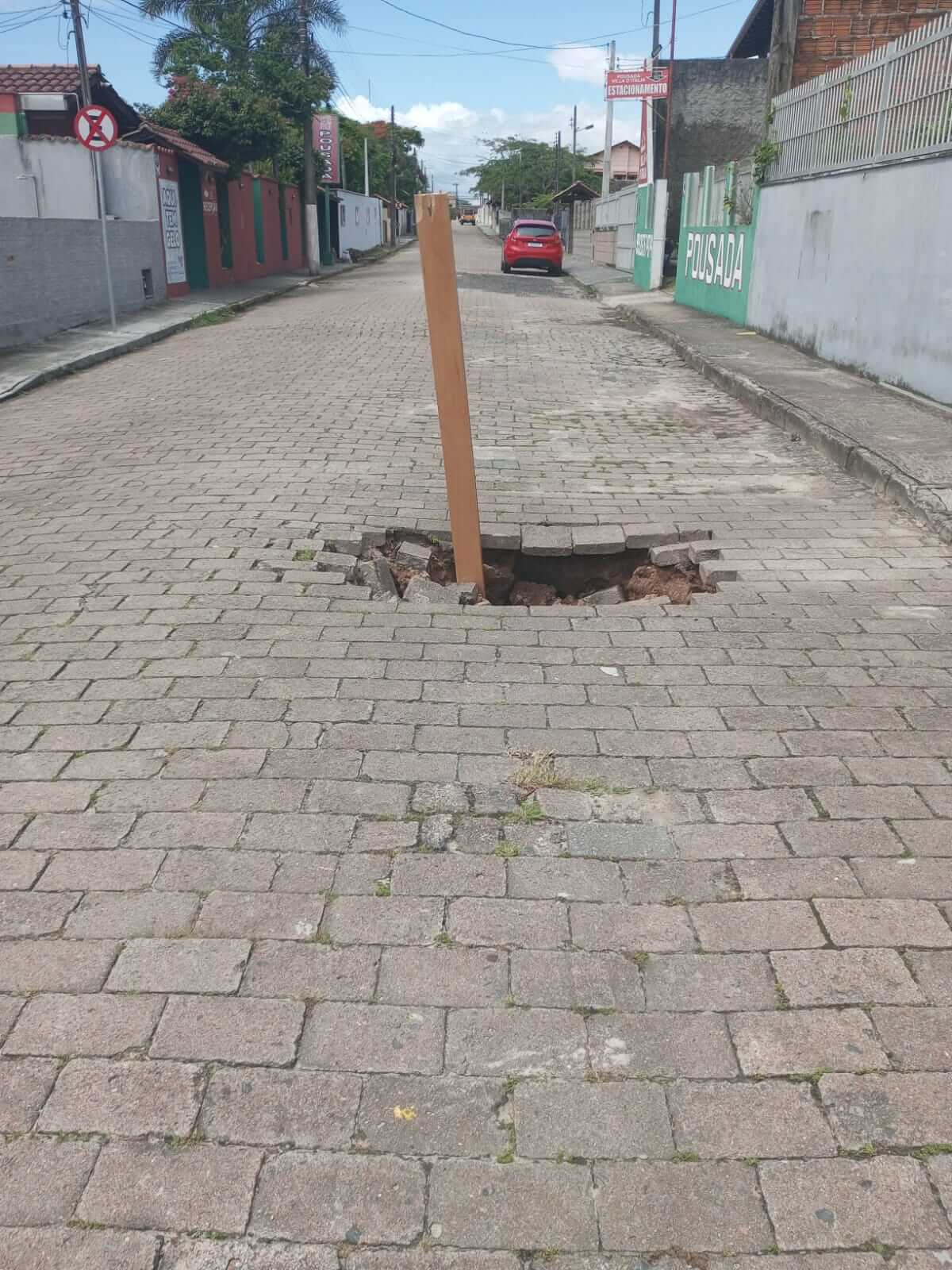 VÍDEO] Série de buracos em rua do Centro de Penha faz moradora deixar  alerta a moradores e turistas - Penha Online - Notícias de Penha (SC),  Balneário Piçarras, Barra Velha, Navegantes e região