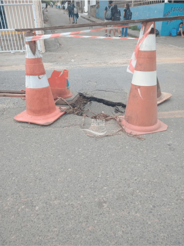 Cratera No Meio Da Rua Em Frente Ao Colégio Paiva Provoca Transtornos Diversos Penha Online