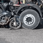 [VÍDEO] Motociclista leva a pior em colisão contra caminhão no viaduto da Santa Lídia