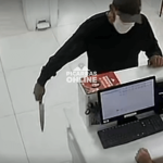 [VÍDEO] Com faca em punho, homem ameaça funcionária e assalta sorveteria