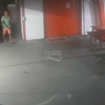 [VÍDEO] Comércio de Penha é alvo de tentativa de arrombamento