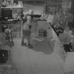 [VÍDEO] Criminoso arromba e invade restaurante em Penha