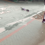 [VÍDEO] Motociclista sofre queda em rua de Balneário Piçarras alvo de manifestação por obra atrasada