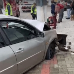 [VÍDEO] Motorista acertou poste no Centro de Penha na manhã desta quarta-feira (21)