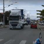 [VÍDEO] Penha: caminhão se enrosca em fiação e deixa moradores e comerciantes sem internet