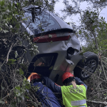 [VÍDEO] Penha: carro fica pendurado em vegetação após saída de pista na Transbeto e deixa motorista preso nas ferragens