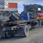 [VÍDEO] Batida entre dois caminhões deixou veículos destruídos na BR-470 em Navegantes