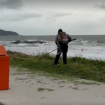 [VÍDEO] Flagrante de roçagem em restinga de praia em Penha resulta em multa de quase R$ 7 mil