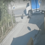 [VÍDEO] Penha: câmeras de monitoramento flagraram acidente entre moto e caminhão na Geral da Santa Lídia