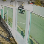 [VÍDEO] Penha: homem empina moto e cai tombaço no meio da rua