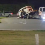 [VÍDEO] Penha: motorista tomba Kombi em rotatória da Transbeto