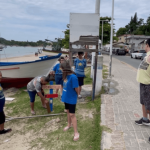 [VÍDEO] Alunos da APAE produzem e instalam placas decorativas e informativas nas praias de Penha