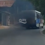 [VÍDEO] Pneu furado, problemas mecânicos e muita fumaça: moradores de Penha sofrem com ônibus em péssimas condições