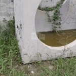 [VÍDEO] Tubos largados a céu aberto acumulam água e moradora cobra falta de ação da prefeitura; caminhão de concreto sendo lavado foi flagrado no local