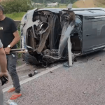 [VÍDEO] Batida entre caminhão e automóvel deixou Spin tombada em Penha