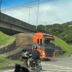 [VÍDEO] Carreta trancou o viaduto da Santa Lídia na manhã desta quarta-feira (22); Decreto proíbe o trânsito de veículos pesados na Estrada Geral