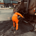 [VÍDEO] Estudo apontou cerca de 900 buracos em vias pavimentadas de Penha; Secretaria de Obras iniciou operação tapa-buracos