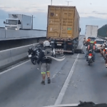 [VÍDEO] Honda Biz de Penha ficou presa no rodado de caminhão em acidente na BR-101