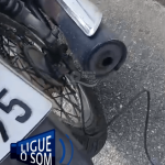 [VÍDEO] Perigo: fios de internet/telefonia enroscam em roda de motocicleta em Penha; Prefeitura afirma que irá oficiar a Celesc