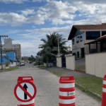 [VÍDEO] Prefeitura de Penha promove alterações do trânsito no cruzamento da Av. Eugênio Krause com a Rua Valdomiro Bernardes para evitar novos acidentes