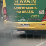 [VÍDEO] Ônibus é flagrado expelindo grande quantidade de fumaça preta