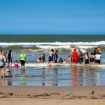 APAE de Navegantes promove o tradicional banho de mar