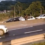 [VÍDEO] Acidente em Penha e alto fluxo de veículos: BR-101 tem movimento intenso na manhã desta sexta-feira (28)