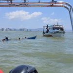 Barco de pequeno porte afundou com dois tripulantes e mobilizou equipes de resgate