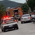 [VÍDEO] Casa incendiou no bairro Santa Lídia, em Penha; crianças brincando com isqueiro teriam iniciado o fogo