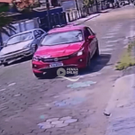 [VÍDEO] Câmera de monitoramento flagrou fuga de motorista que provocou grave acidente de trânsito em Penha