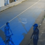 [VÍDEO] Dupla age em conjunto para furtar bicicleta em Penha