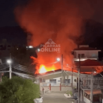 [VÍDEO] Fogo consumiu residência de madeira na noite deste domingo (09)