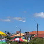 [VÍDEO] Helicóptero dá rasante em praia de Penha e preocupa banhistas