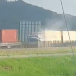 [VÍDEO] Incêndio em carreta na BR-101 em Penha e alto fluxo de veículos: manhã de quinta-feira tem movimento intenso na rodovia