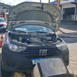 Motorista bate Fiat Strada em canteiro no Centro de Penha