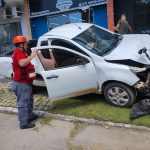 [VÍDEO] Motorista perde o controle de Montana, bate em outro carro, sobe calçada, atinge bicicletas e poste no Centro de Penha