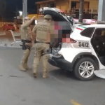 [VÍDEO] Mulher leva soco de andarilho no estacionamento de supermercado em Penha