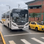 [VÍDEO] Pais reclamam de motorista de ônibus reclamam de motorista que tranca o trânsito em frente à escola