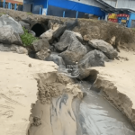 [VÍDEO] Penha: moradora denuncia água com cimento desembocando na areia da Praia de Armação