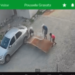 [VÍDEO] Penha: trio é flagrado ao usar carrinho de mão para carregar chapa de ferro de pousada; proprietária pede devolução do material